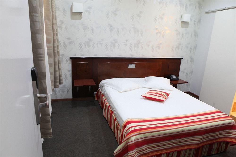 Hotel De France Saint-Gilles Kültér fotó