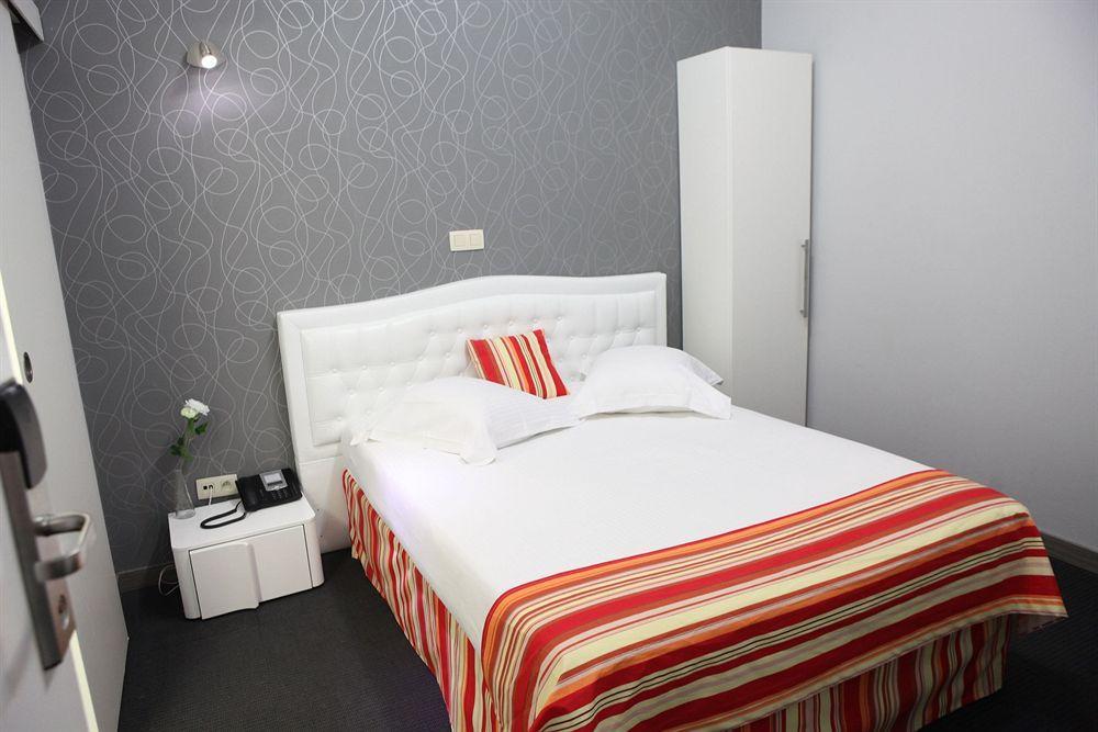 Hotel De France Saint-Gilles Kültér fotó