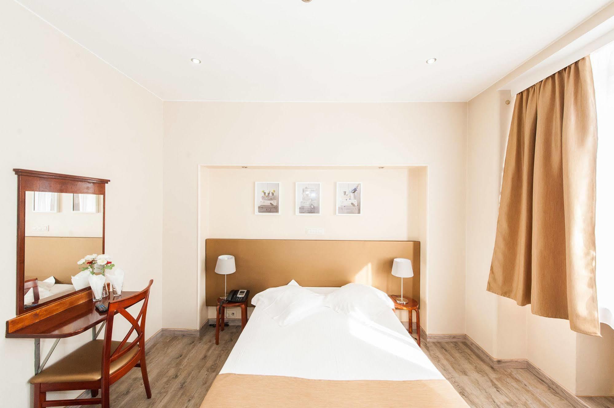 Hotel De France Saint-Gilles Kültér fotó